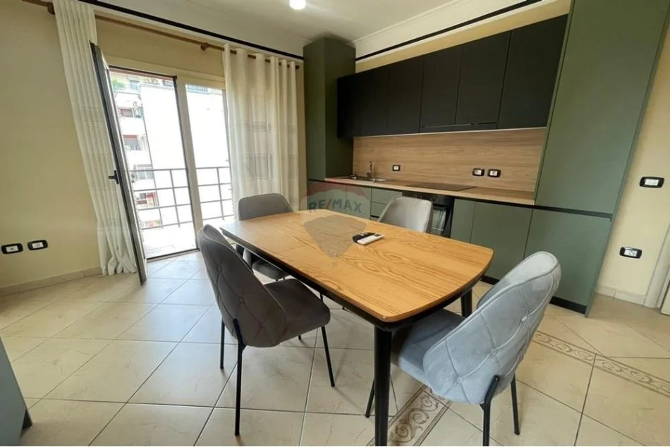 Tirane, jepet me qera apartament 2+1 , 90 m² 700 € (Rruga Frosina Plaku, 21 Dhjetori, Tiranë)