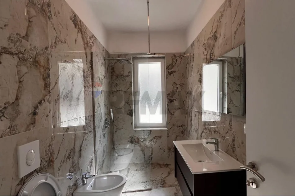 Tirane, jepet me qera apartament 2+1+Ballkon , 107 m² 700 € (Shkolla e Bashkuar, Tiranë)