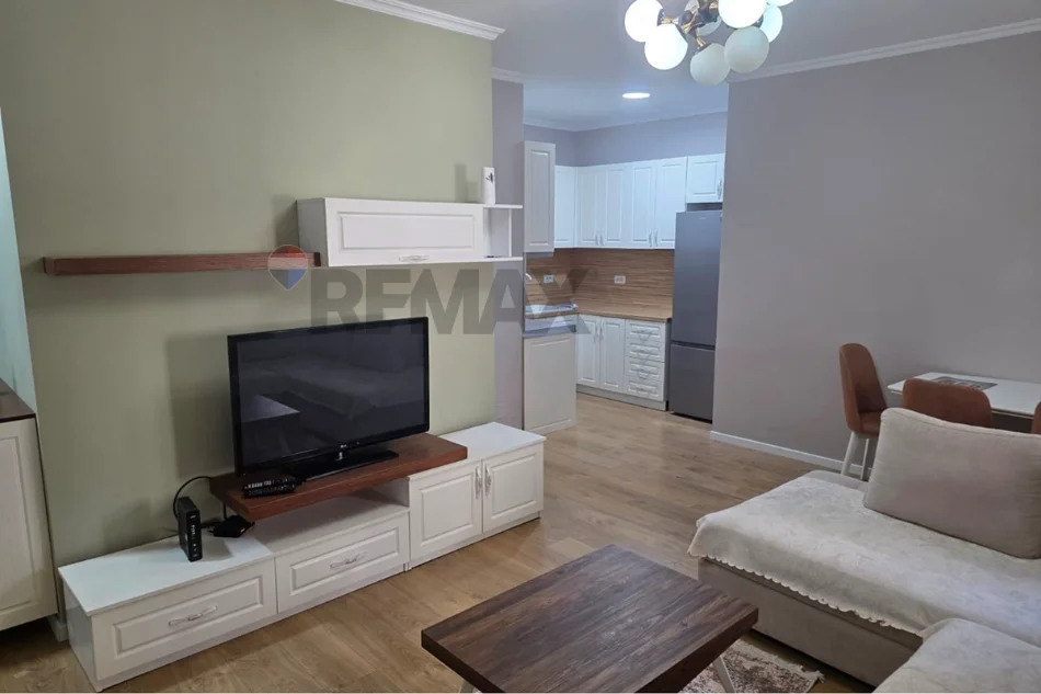 Tirane, jepet me qera apartament 1+1+Ballkon Kati 3, 61 m² 700 € (Liqeni i Thate)