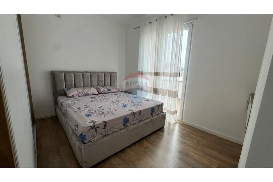 Tirane, jepet me qera apartament 2+1+Ballkon Kati 4, 79 m² 550 € (Xhamia Selite)