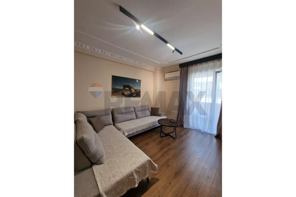 Vlore, jepet me qera apartament 1+1+Ballkon Kati 10, 85 m² 400 € (Rruga Hysni Alimerko, pranë zonës së Shtëpisë së Oficerëve)