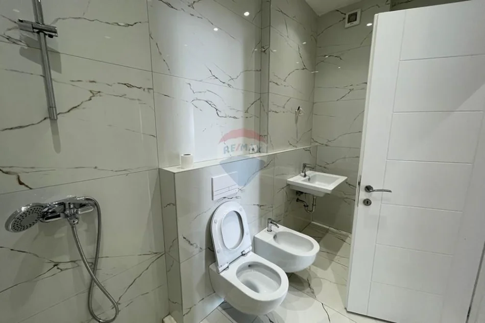 Tirane, jepet me qera ambjent biznesi Kati 2, 75 m² 80.000 € (Xhanfize Keko)