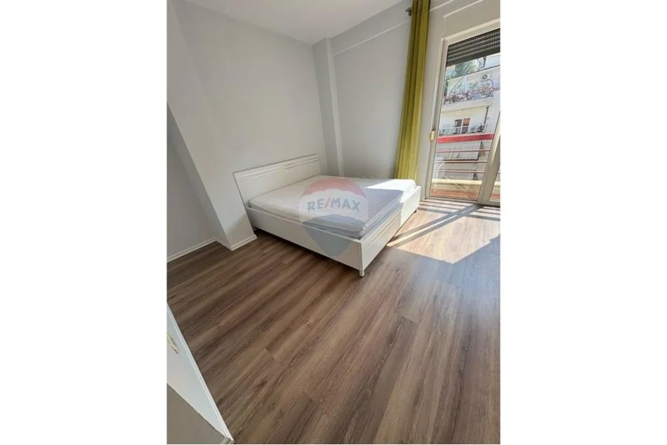Tirane, jepet me qera apartament 2+1+Ballkon , 105 m² 750 € (Liqeni i Thate)