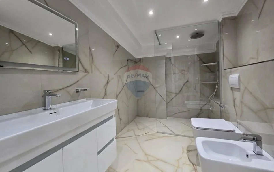 Tirane, shitet apartament duplex 4+1+Ballkon , 215 m² 470.000 € (liqeni thate)