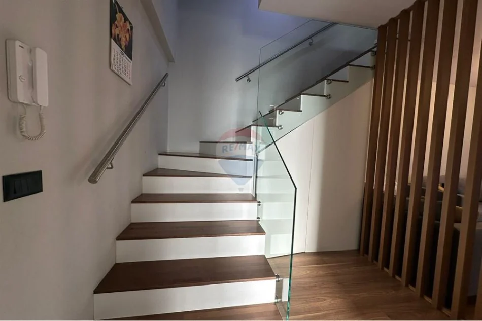 Tirane, jepet me qera apartament 3+1+Aneks+Ballkon , 120 m² 740 € (Rruga 5 Maji)