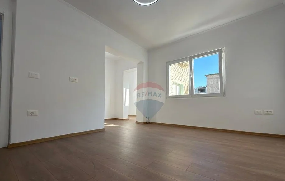 Tirane, shitet apartament 2+1 Kati 4, 76 m² 145.000 € (Sheshi Shtraus)