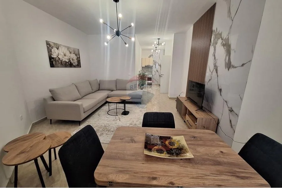 Tirane, jepet me qera apartament 1+1+Ballkon , 78 m² 500 € 