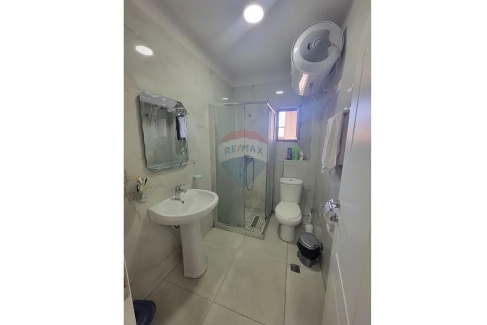 Tirane, jepet me qera apartament 1+1 Kati 5, 55 m² 450 € 