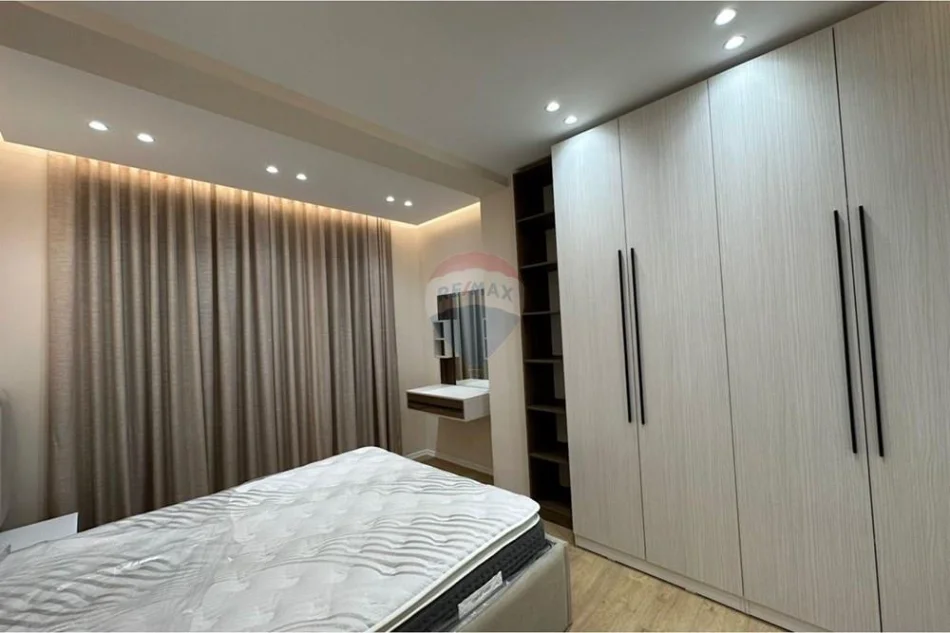 Tirane, jepet me qera apartament 2+1 , 104 m² 1.800 € (Mine Peza, ne pallat te ri.)