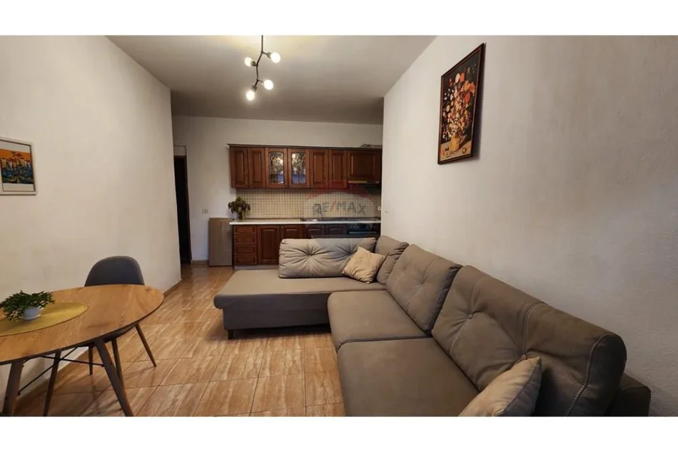Tirane, jepet me qera apartament 1+1+Ballkon Kati 2, 60 m² 400 € (Astir)