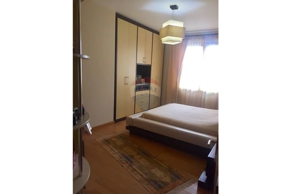 Tirane, jepet me qera apartament 1+1 Kati 5, 61 m² 650 € (Rruga Reshit Collaku)