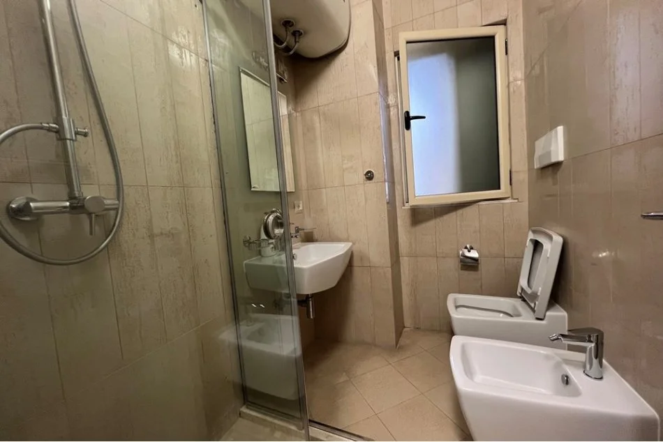 Tirane, jepet me qera apartament 2+1+Ballkon Kati 1, 100 m² 1.000 € (Mysylym Shyr)