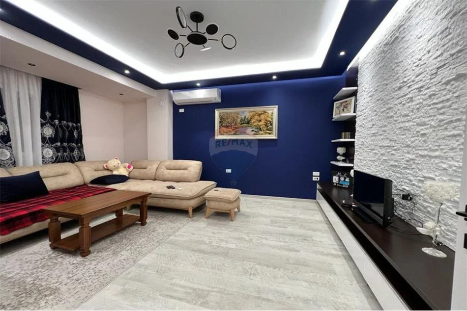 Tirane, jepet me qera Vile 3+1 Kati 2, 160 m² 500 € (kamez)