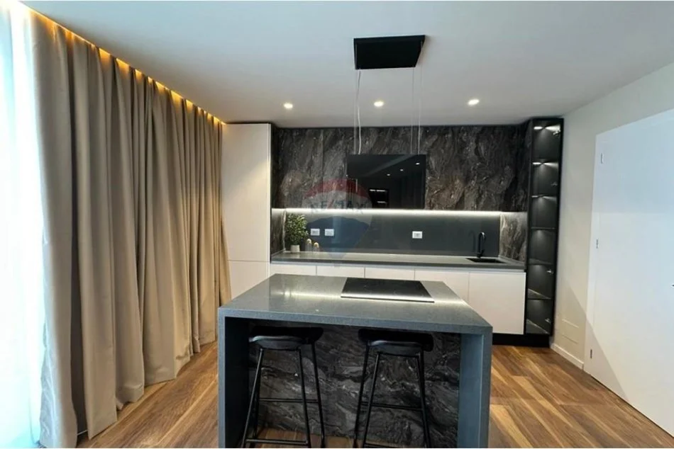 Tirane, jepet me qera apartament 2+1+Ballkon , 140 m² 2.000 € (Lake View)