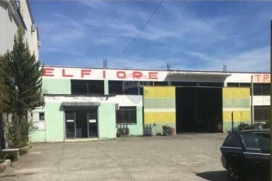 Tirane, shitet , 2.121 m² 1.100.000 € (Autostrada Tiranë Durrës)
