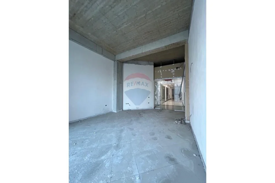 Vlore - Lungomare, jepet me qera zyre Kati 2, 40 m² 300 € (Rruga Cameria, Lungomare, Vlore)