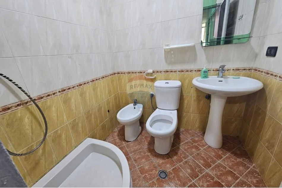 Tirane, jepet me qera apartament 1+1 Kati 8, 60 m² 450 € (530161021-613)
