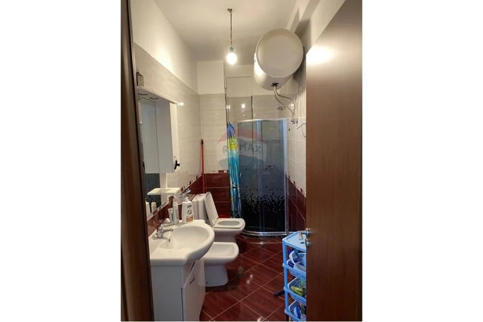 Tirane, jepet me qera apartament 2+1 Kati 4, 101 m² 350 € (Restorant Fresku)