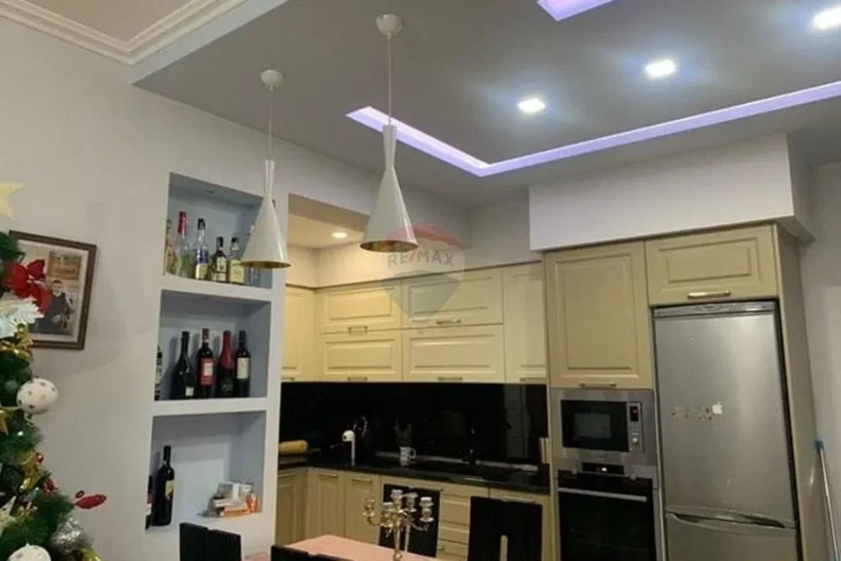 Vlore - Lungomare, shitet apartament 2+1 Kati 2, 130 m² 270.000 € (Rruga Dhimitër Konomi, Vlore)