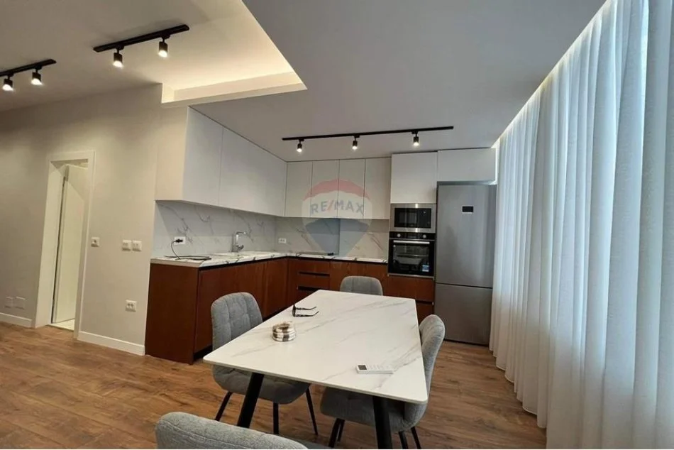 Tirane, jepet me qera apartament 2+1+Ballkon Kati 1, 88 m² 800 € 