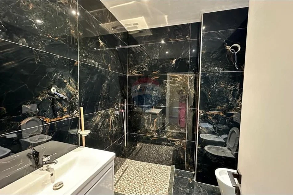 Tirane, jepet me qera apartament 2+1+Aneks+Ballkon Kati 4, 143 m² 800 € (Liqeni i Farkes)