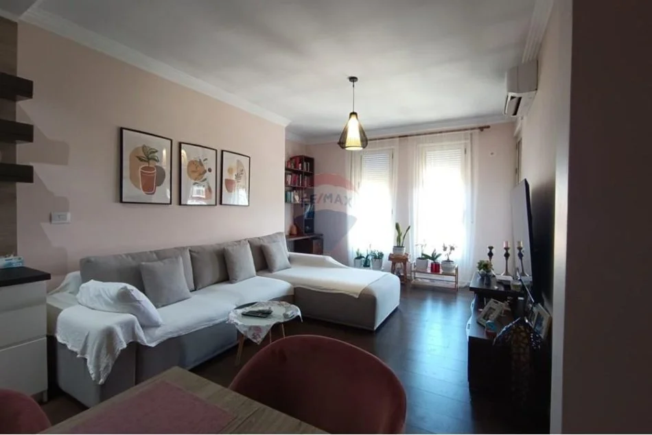 Tirane, jepet me qera apartament 1+1 , 700 € 