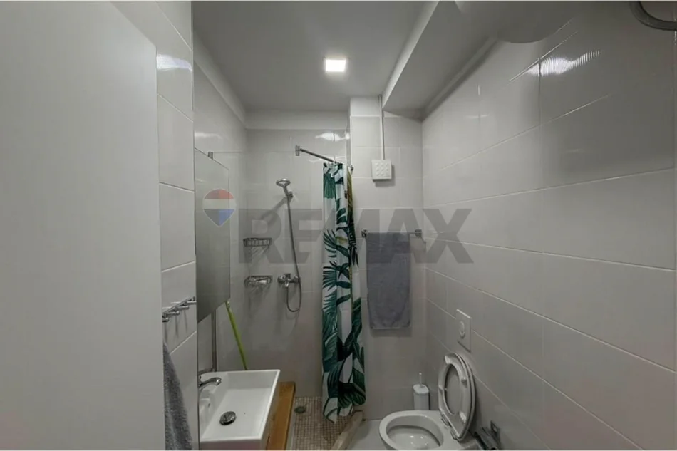 Tirane, jepet me qera apartament 1+1 , (Pazari i ri)