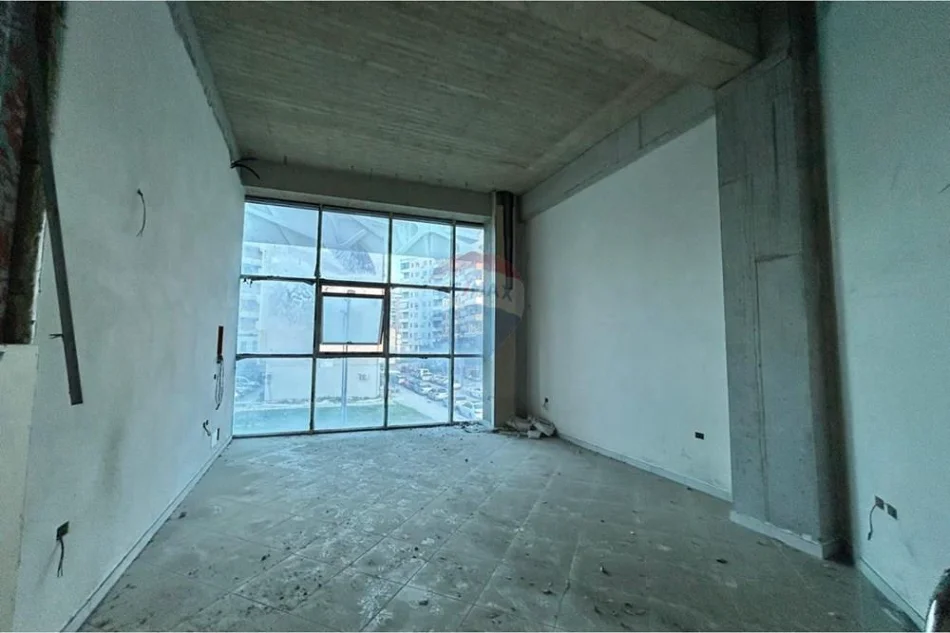 Vlore - Lungomare, jepet me qera zyre Kati 2, 40 m² 300 € (Rruga Cameria, Lungomare, Vlore)