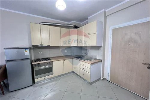 Tirane, jepet me qera apartament 1+1 , 67 m² 500 € (Komuna e Parisit, Albania)