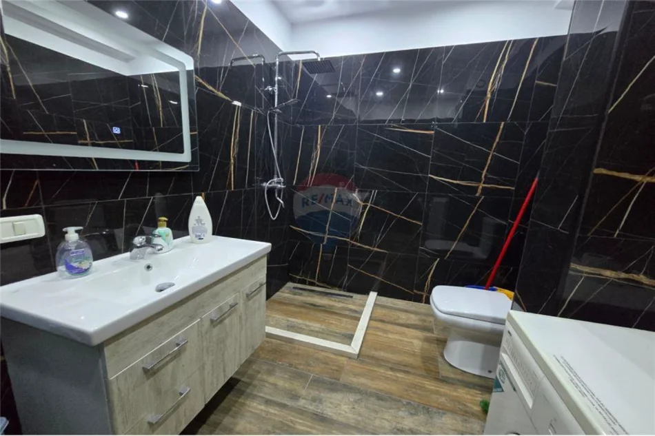 Vlore - Lungomare, shitet apartament 1+1 Kati 7, 58 m² 95.000 € (Rruga Reshat Osmani, Vlore)