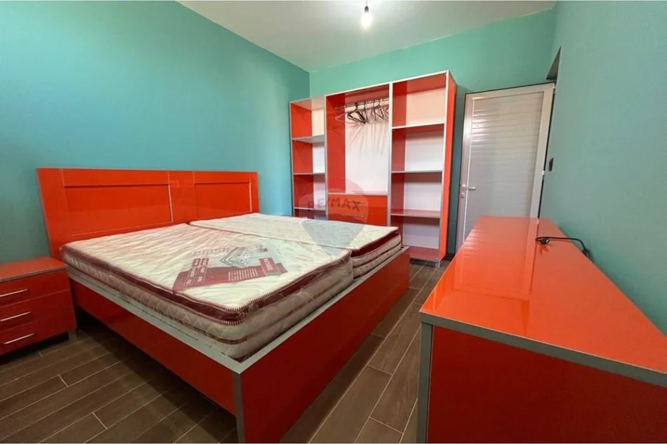 Vlore, jepet me qera apartament 1+1 Kati 1, 65 m² 250 € (Rruga Reshat Osmani)