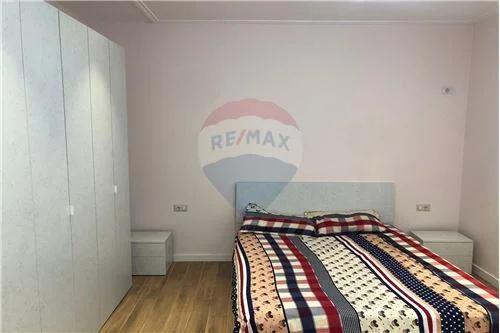 Tirane, jepet me qera apartament 1+1 90 m² 500 Euro (GLOBE)