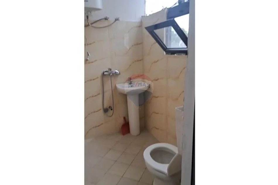 Shqiperi, jepet me qera apartament 1+1 Kati 1, 30 m² 300 € (Varri bamit)