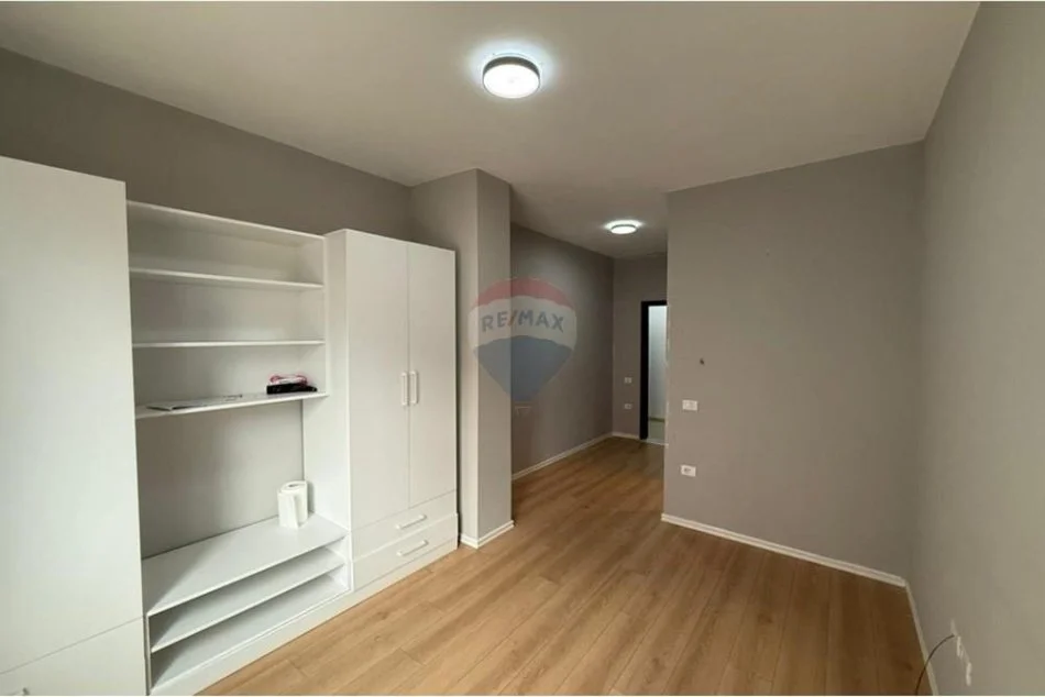 Tirane, jepet me qera zyre , 27 m² 500 € (Myslym Shyri)