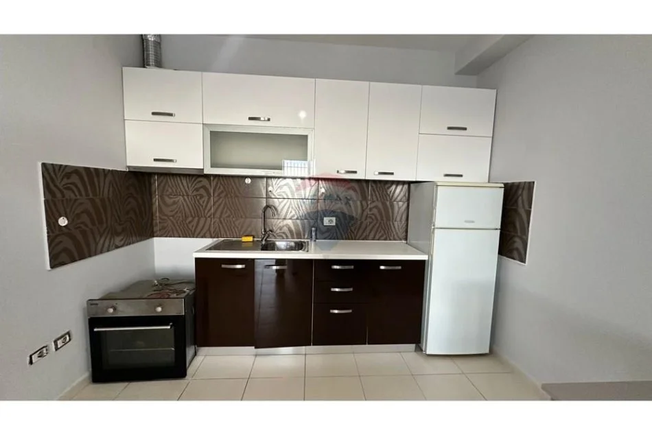 Tirane, jepet me qera apartament 1+1+Ballkon , 70 m² 400 € (Fresk)