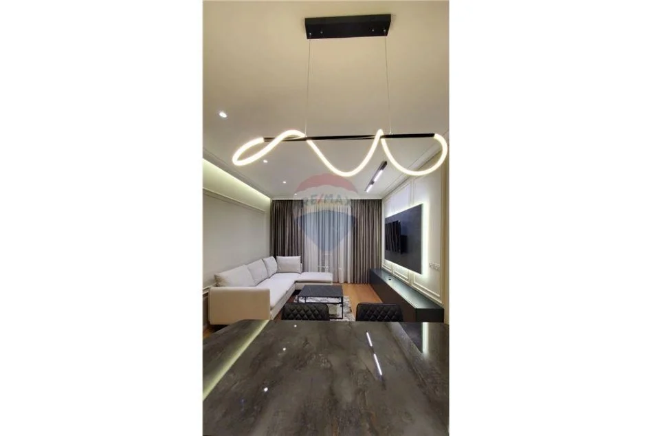 Tirane, jepet me qera apartament 2+1+Ballkon , 111 m² 800 € 