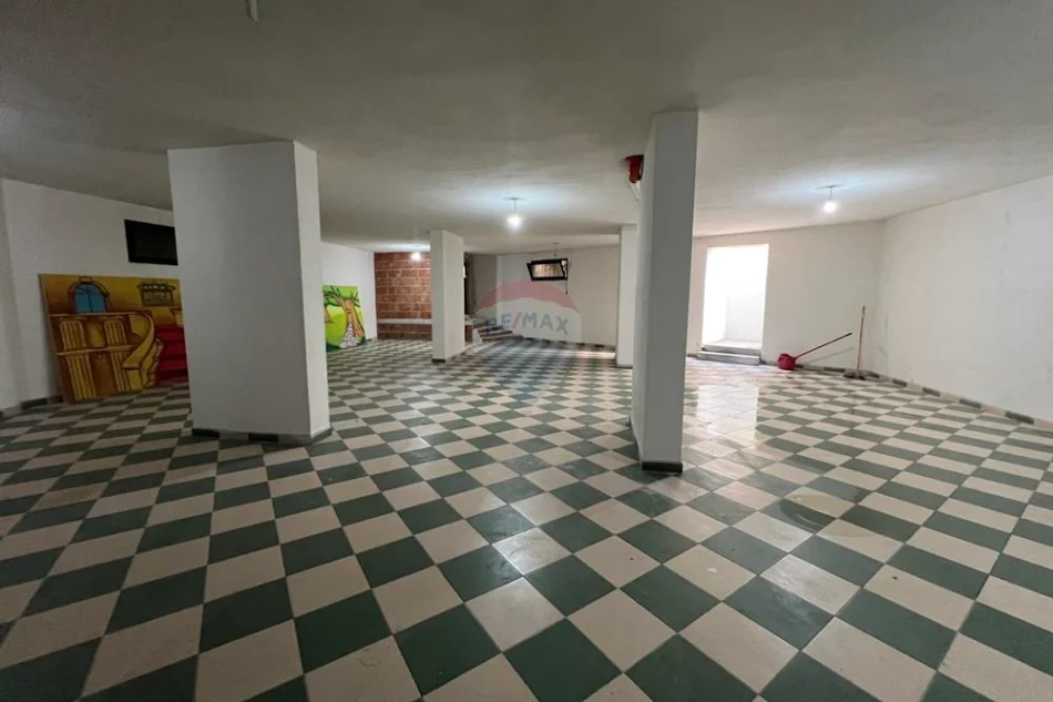 Vlore, jepet me qera magazine Kati -1, 247 m² 500 € (Blv. Ismail Qmali, Ambulanca, Vlore)