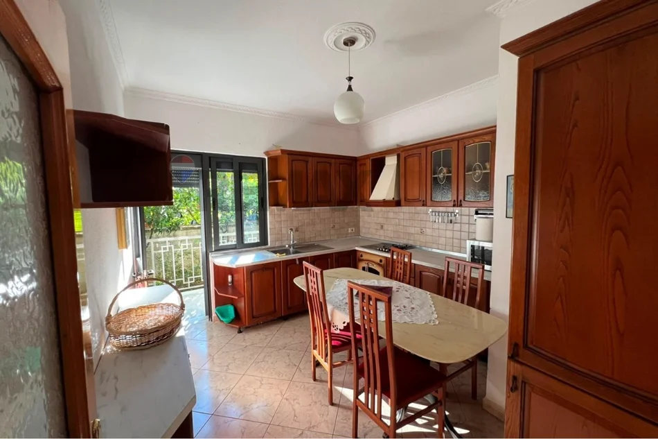 Tirane, jepet me qera Kati 1 i nje Vile, 120 m² 400 € (5 Maj)