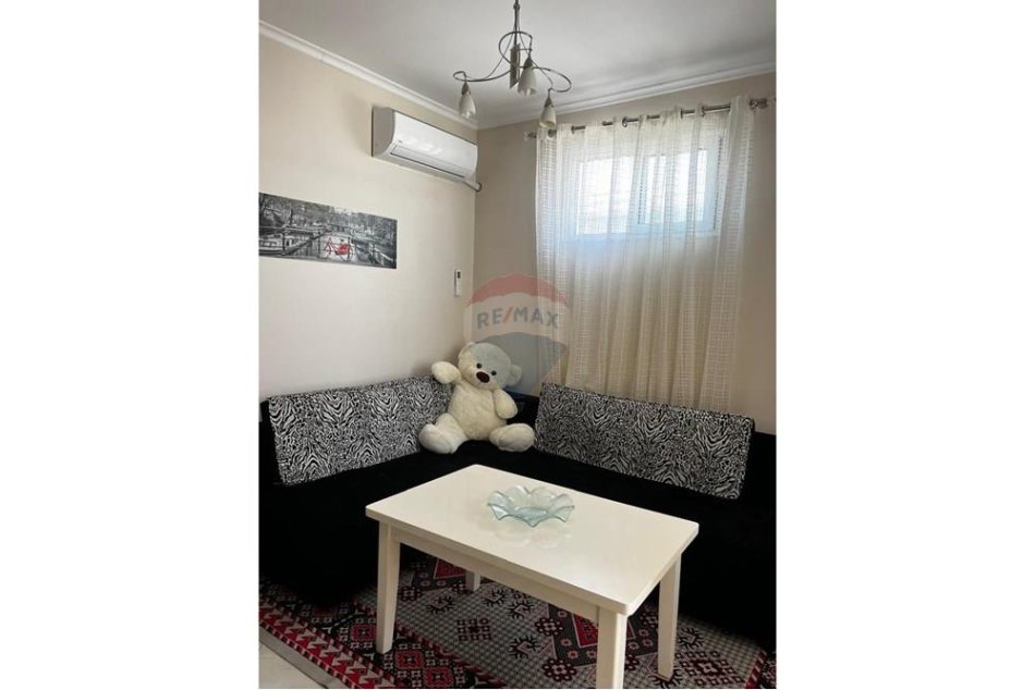 Tirane, jepet me qera apartament 1+1 Kati 8, 60 m² 400 € (Rruga Stavri Themeli)