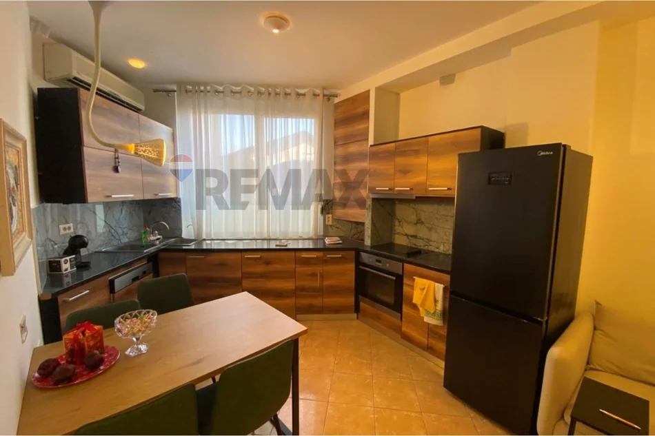 Tirane, jepet me qera apartament 1+1 Kati 2, (Xhamllik)