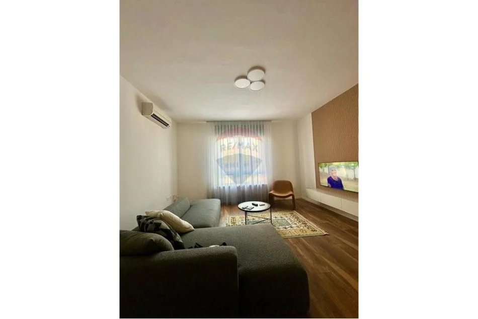 Tirane, jepet me qera 2+1 , 120 m² 850 € (selvia)