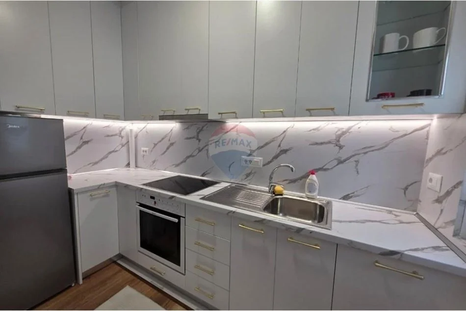 Tirane, jepet me qera apartament 2+1+Ballkon Kati 5, 87 m² 850 € 