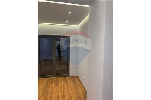 Tirane, jepet me qera zyre , 1.700 € 