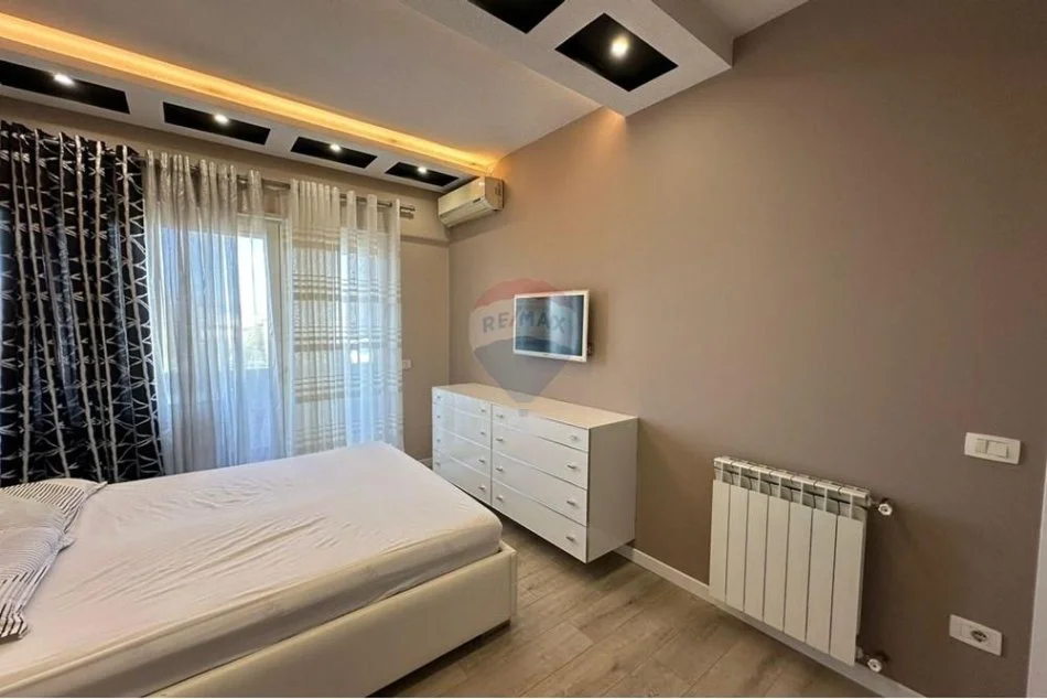 Tirane, jepet me qera apartament 1+1+Ballkon , 65 m² 700 € (Komuna e Parisit)