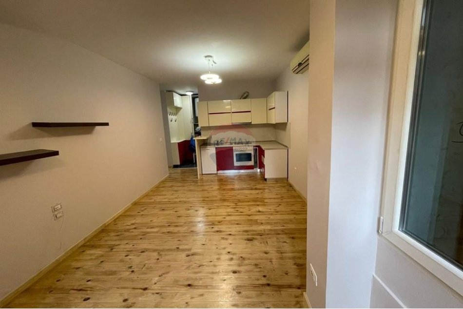 Tirane, jepet me qera zyre Kati 1, 700 € (reka)