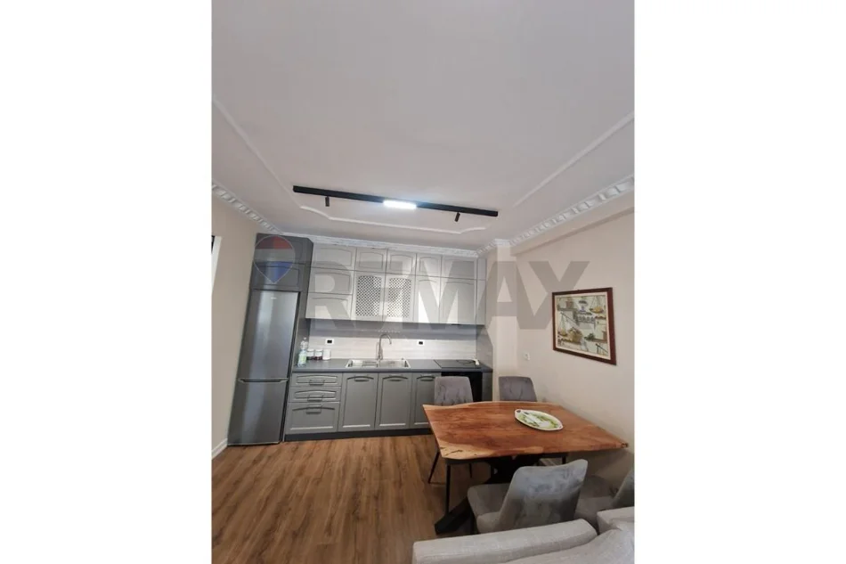 Vlore, jepet me qera apartament 1+1+Ballkon Kati 10, 85 m² 400 € (Rruga Hysni Alimerko, pranë zonës së Shtëpisë së Oficerëve)