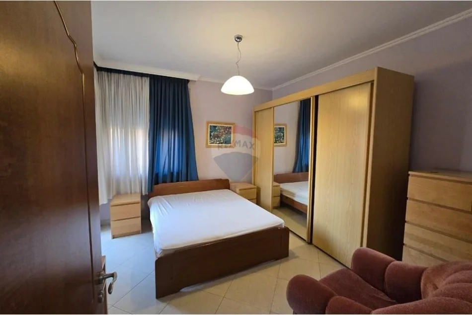 Tirane, jepet me qera apartament 2+1+Ballkon Kati 1, 800 m² 800 € (kRISTAL CENTER)