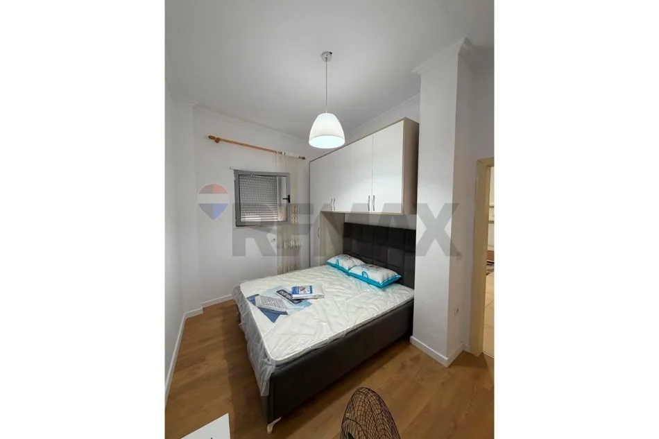 Tirane, jepet me qera apartament 1+1 , 400 € 