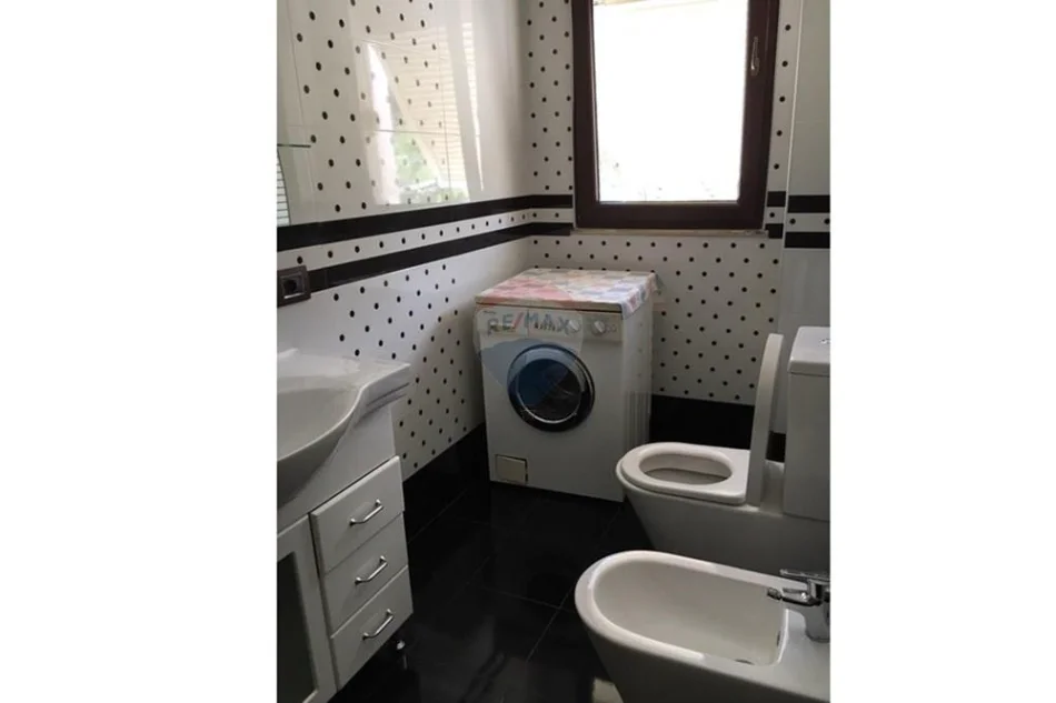 Tirane, jepet me qera apartament 1+1+Ballkon , 60 m² 620 € (Kopshti Zoologjik)