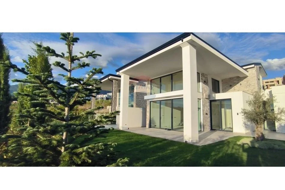 Tirane, shitet 3+1+Ballkon , 210 m² 570.000 € 